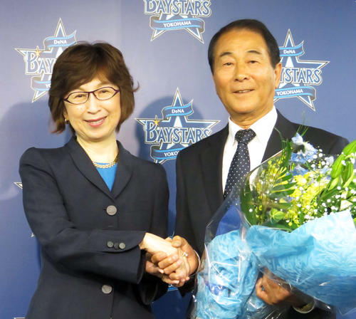 DeNA高田GM(右)は退団会見で南場オーナーと握手する(2018年10月12日撮影)