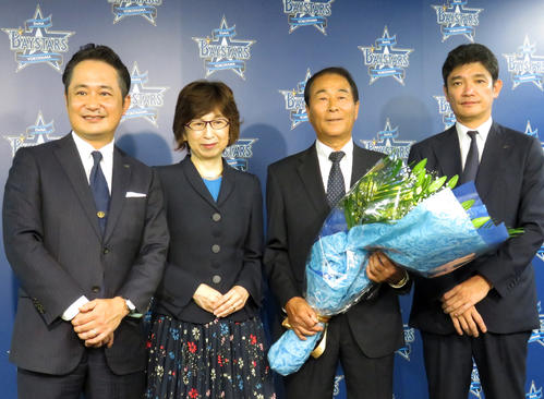 DeNA高田GM(左から3人目)を見送る左から岡村社長、南場オーナー、1人おいて三原球団代表(撮影・栗田成芳)
