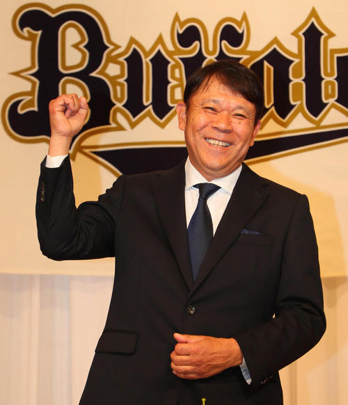 オリックスの西村新監督は就任を発表し笑顔を見せる（2018年10月11日）