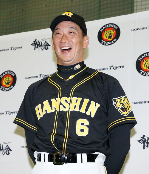 試合後の会見で笑顔を見せる金本監督（撮影・加藤哉）