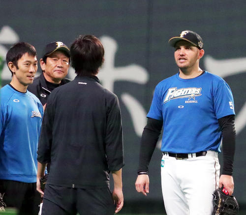 練習中日本ハム栗山英樹監督と話すレアード（2018年10月9日撮影）