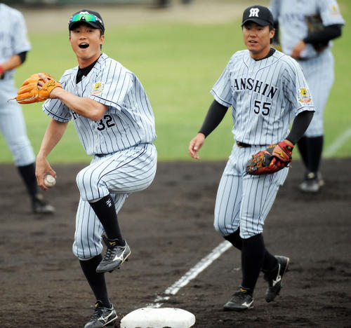 現役時代の新井良太コーチ（左）と陽川尚将（2015年6月5日撮影）