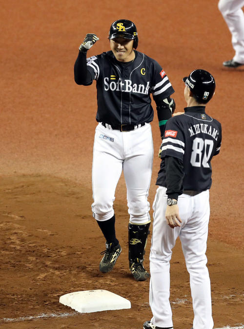 西武対ソフトバンク　7回表ソフトバンク1死一、二塁、中前打を放ち、ベンチに向かってガッツポーズを決める代打内川（左）（撮影・狩俣裕三）