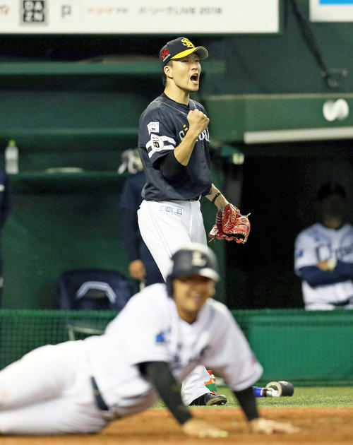 3回裏西武2死一、二塁、二塁走者森(手前)が本塁タッチアウトとなり、ガッツポーズを見せる千賀(撮影・栗木一考)