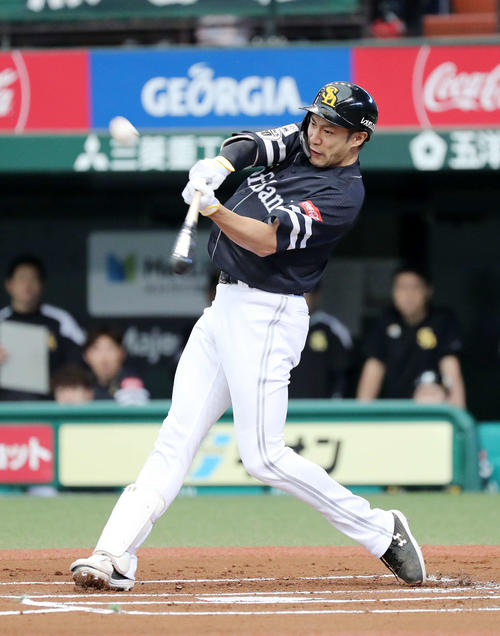 1回表ソフトバンク2死一塁、柳田は左越え本塁打を放つ(撮影・鈴木正人)