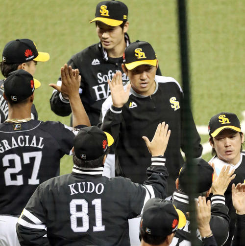 試合終了後、工藤監督（手前左）らとタッチをかわす内川（中央）らソフトバンクの選手たち（撮影・狩俣裕三）