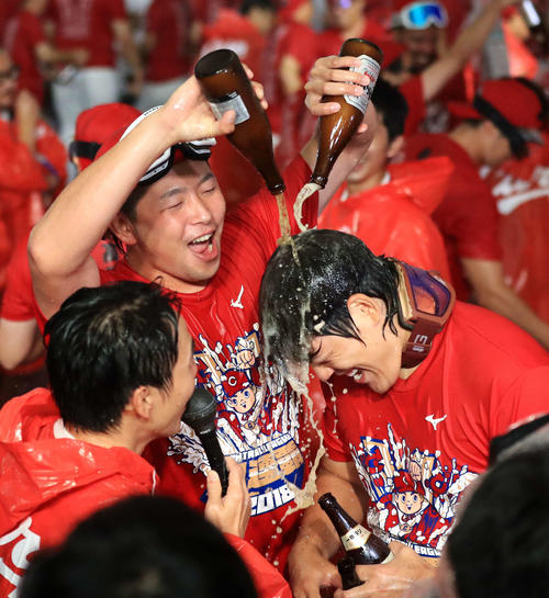 祝勝会で九里（右）にビールをかける大瀬良（2018年9月26日撮影）