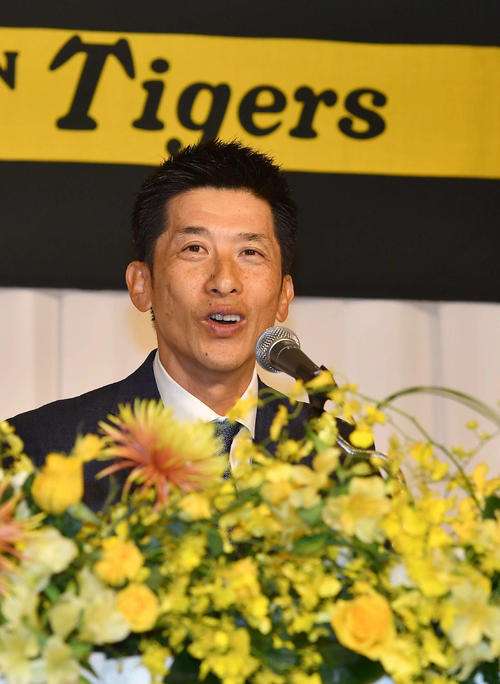 18日の監督就任会見で意気込みを語る阪神タイガース矢野新監督