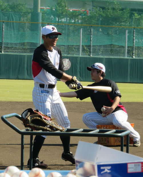 笑顔を見せながらティー打撃に取り組むロッテ荻野