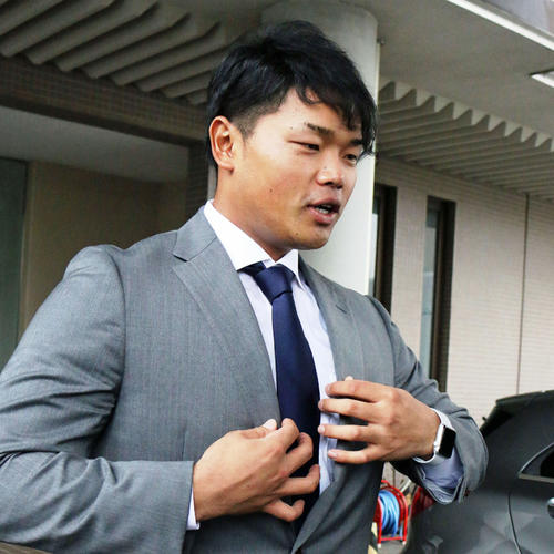 千葉・鎌ケ谷の2軍施設で戦力外通告を受け、現役引退を表明した日本ハム大嶋匠捕手(2018年10月5日撮影)