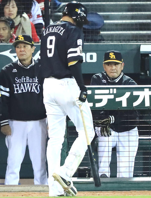 4回表ソフトバンク1死一、三塁、柳田（中央）が空振り三振に倒れベンチで厳しい表情の工藤監督（右）（撮影・江口和貴）