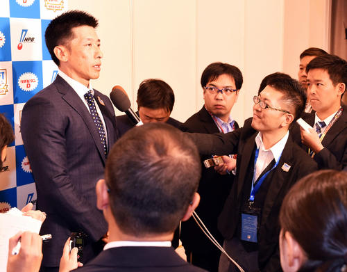 ドラフト1巡目の抽選を終え記者に囲まれる阪神矢野燿大監督