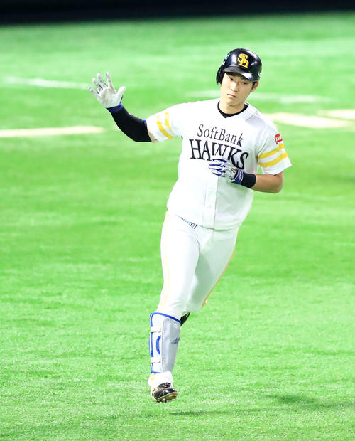 3回裏ソフトバンク2死一塁、先制2点本塁打を放ち手を上げる上林（撮影・江口和貴）