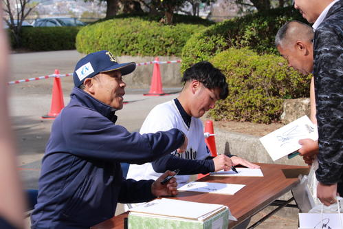 ランチタイムに即席サイン会を行うオリックス西村監督（左）と大城（2018年11月3日撮影）