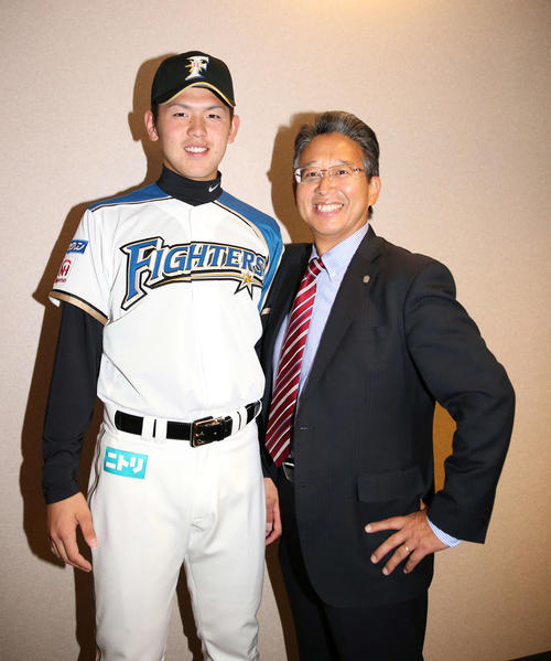 14年日本ハムのドラフト2位清水優心捕手(左)と原田豊スカウト(2014年11月21日撮影)
