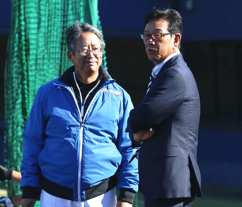 鎌ケ谷で秋季練習に参加した新任の日本ハム原田2軍総合コーチ(左、右は栗山監督)(撮影・木下大輔)