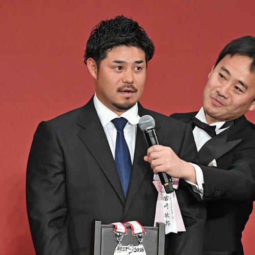 セ・リーグのベストナインに選ばれてインタビューに答えるDeNA宮崎(2018年11月27日撮影)