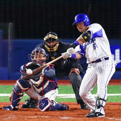 セ・リーグ開幕戦 DeNA対ヤクルト 8回裏DeNA1死一塁、宮崎は右越え2点本塁打を放つ(2018年3月30日撮影)