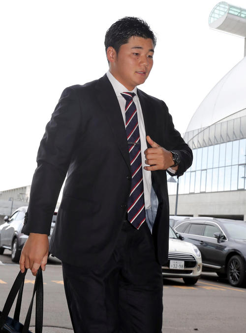 緊張した面もちで初の契約更改交渉に臨む日本ハム清宮（撮影・佐藤翔太）