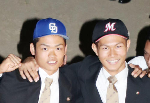 中日とロッテからそれぞれ1位指名を受けた根尾（左）と藤原恭大