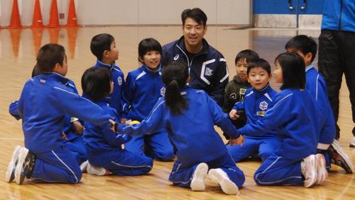 子どもたちと「ならびっこ野球」を楽しむ西武菊池（撮影・古川真弥）