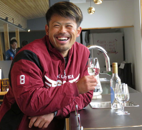 福島のいわきワイナリーでワインを試飲する今江(撮影・亀山泰宏)