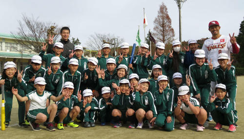 福島・湯本一小の4年生と笑顔で記念撮影する今江(撮影・亀山泰宏)