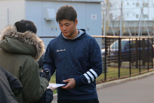 自主トレを終え、室内練習場の前でファンにサインする日本ハム清宮（2018年11月28日）