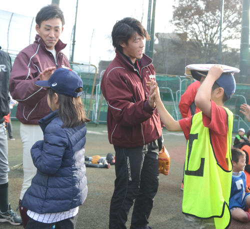 野球イベントに参加した巨人重信(中央)、ロッテのドラフト3位小島(後方左)はハイタッチで子どもたちを見送る(2018年12月9日撮影)