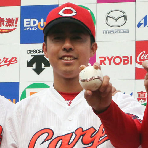 お立ち台で笑顔の広島オスカル(2016年3月27日撮影)