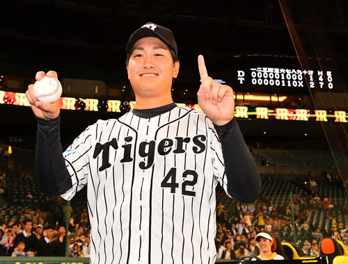 17年10月5日、中日戦でプロ初勝利を挙げて笑顔を見せる竹安