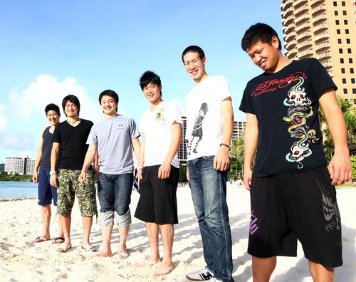 12年1月、自主トレ地のグアムに到着した巨人「チーム内海」のメンバー