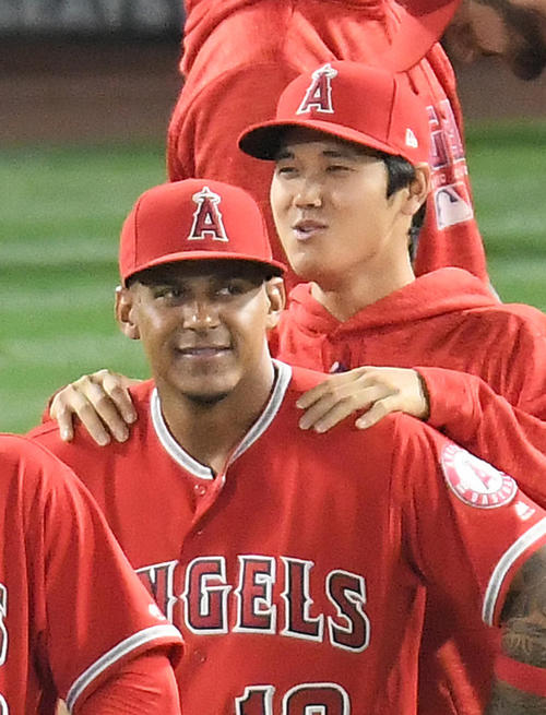 5月14日、アストロズに勝利し、大谷に肩をもまれるマルテ