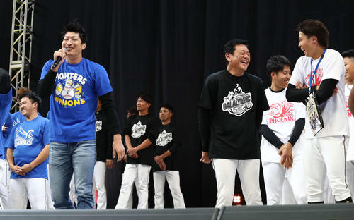 ファンフェスティバルにサプライズ登場の新垣（左）の芸に苦笑いする栗山英樹監督（2018年11月24日撮影）