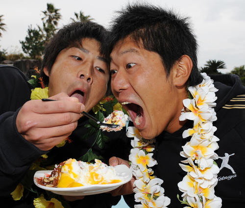 巨人合同自主トレ 内海哲也(右)と東野峻(2010年01月28日撮影)