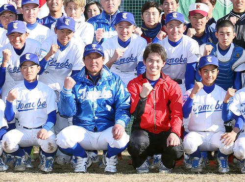 自主トレを行った巨人高橋優貴(中央右)は原田明広監督(同左)ら友部リトルシニアの選手たちと笑顔で写真に納まる(2019年1月2日撮影)