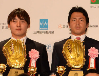13年11月　ゴールデン・グラブ賞授賞式での長野（右）と丸