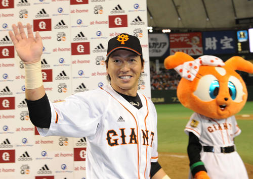 お立ち台で笑顔を見せる長野久義（2013年8月17日）