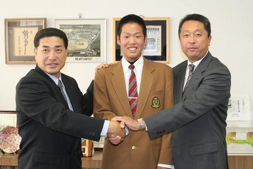 熊野スカウト部グループ長（左）、安達スカウト（右）と握手をする西勇輝（2008年11月4日撮影）
