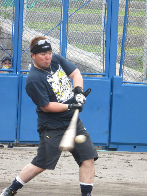 フリー打撃で柵越えを連発する西武山川(2019年1月8日撮影)