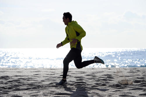 自主トレを公開した西武秋山は、海岸で走り込む(2019年1月11日撮影)