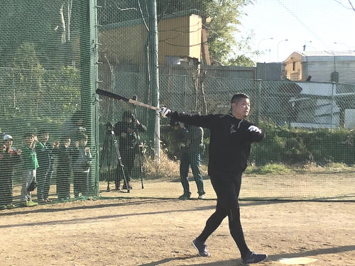 自身が所属した堺ビッグボーイズの体験会に参加し、子供たちの前で打撃を披露したDeNA筒香（撮影・栗田尚樹）