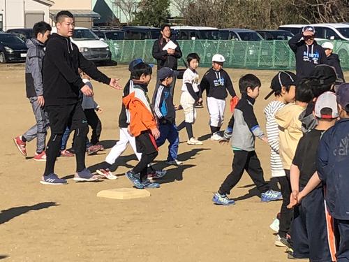 自身が所属した堺ビッグボーイズの体験会に参加し、子供たちと触れ合うDeNA筒香（撮影・栗田尚樹）