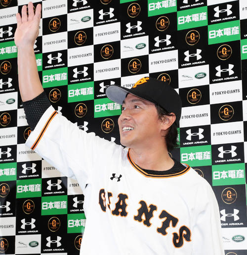 サヨナラ本塁打を放ちお立ち台で「村田さん、みてますか」と、手を振る巨人長野久義(2018年9月28日撮影)