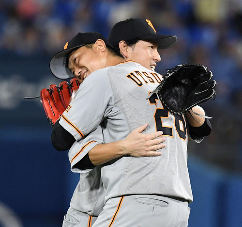 完封勝利を挙げた巨人内海哲也(右)とハグする長野久義(2018年7月31日撮影)