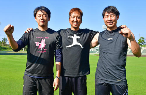 沖縄で自主トレを行う阪神藤川(中央)、石崎(右)とオリックス金田(撮影・清水貴仁)