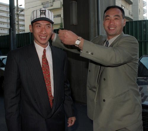 阪神にトレードが決まった中日・大豊泰昭（右）と矢野輝弘（1997年10月15日撮影）