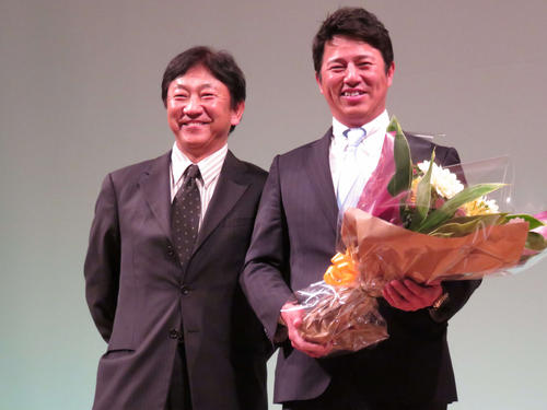 同大野球部OB会激励会 激励会で大学の先輩であり、入団時の監督でもある田尾安志氏(左)から花束を渡され笑顔の楽天平石洋介監督(2019年1月13日撮影)