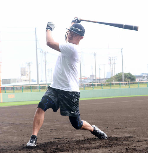 ティー打撃をするロッテ福浦和也(2019年1月9日)
