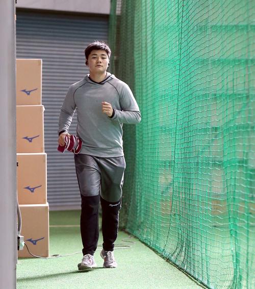 耳にイヤホンを付けランニングする日本ハム清宮（撮影・黒川智章）